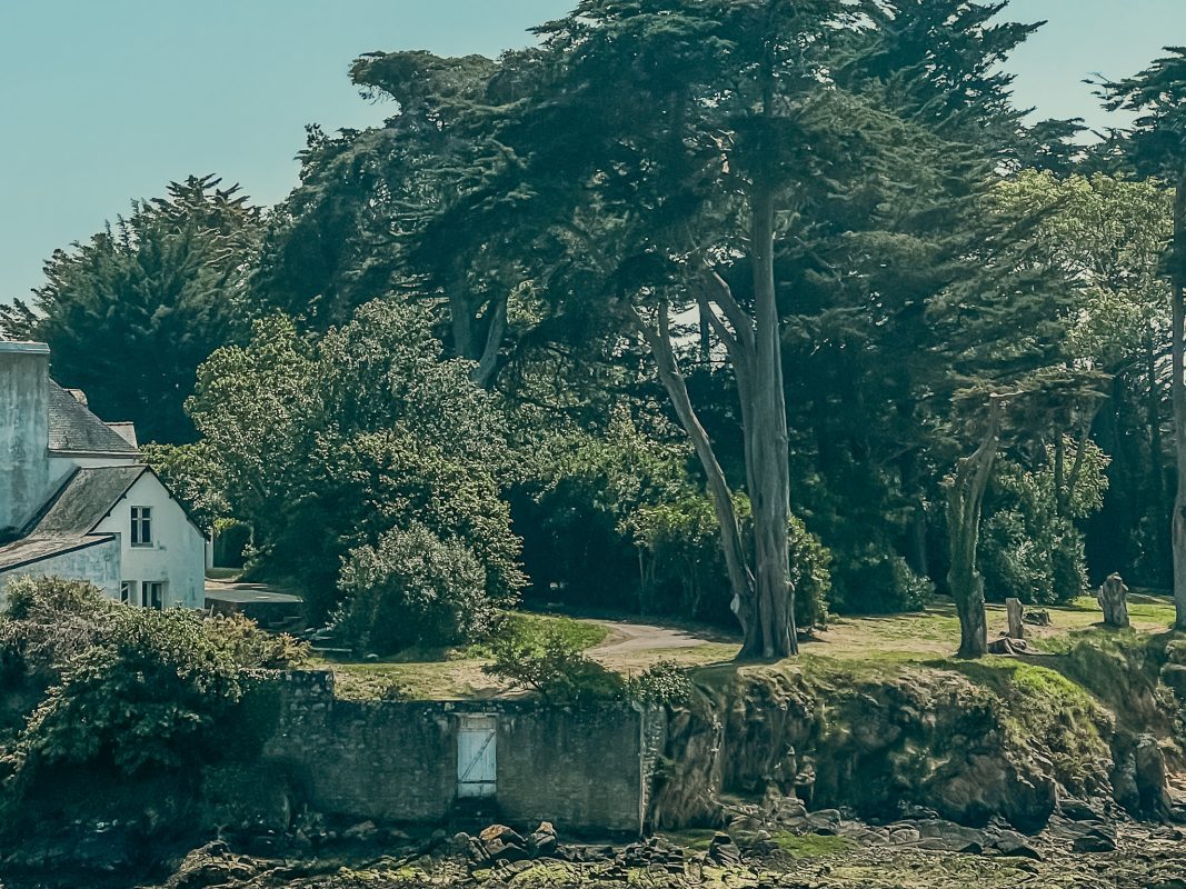 Propriété au bord de la Ria d'Étel, secteur résidentiel arboré