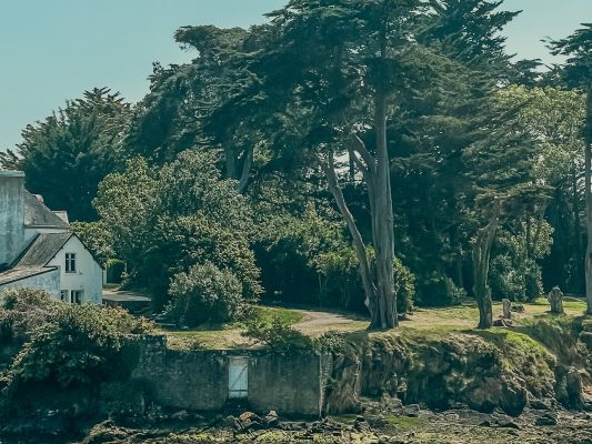 Propriété au bord de la Ria d'Étel, secteur résidentiel arboré